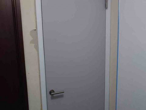 北側洋室既存ドア撤去 敷居、新規ドア枠取り付け及び吊り込み