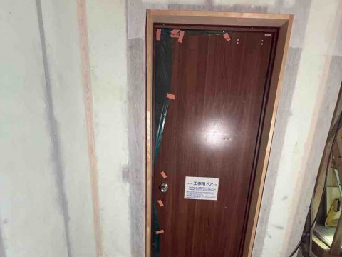 玄関枠の施工・棚板の切り出し