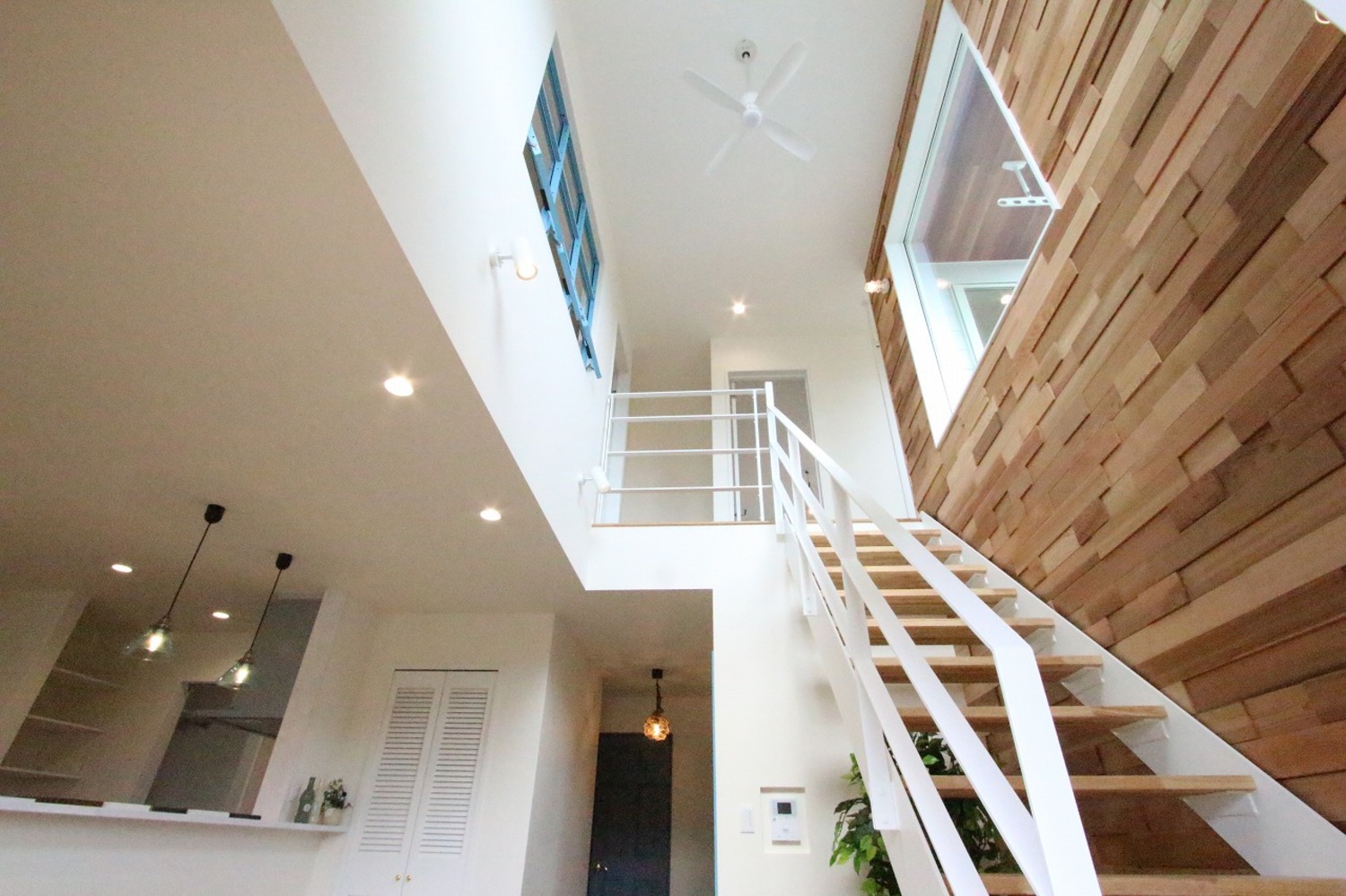 -ゆるっとオシャレな西海岸風のデザイン-
シースルー階段が家族を繋ぐハンモックの似合う家