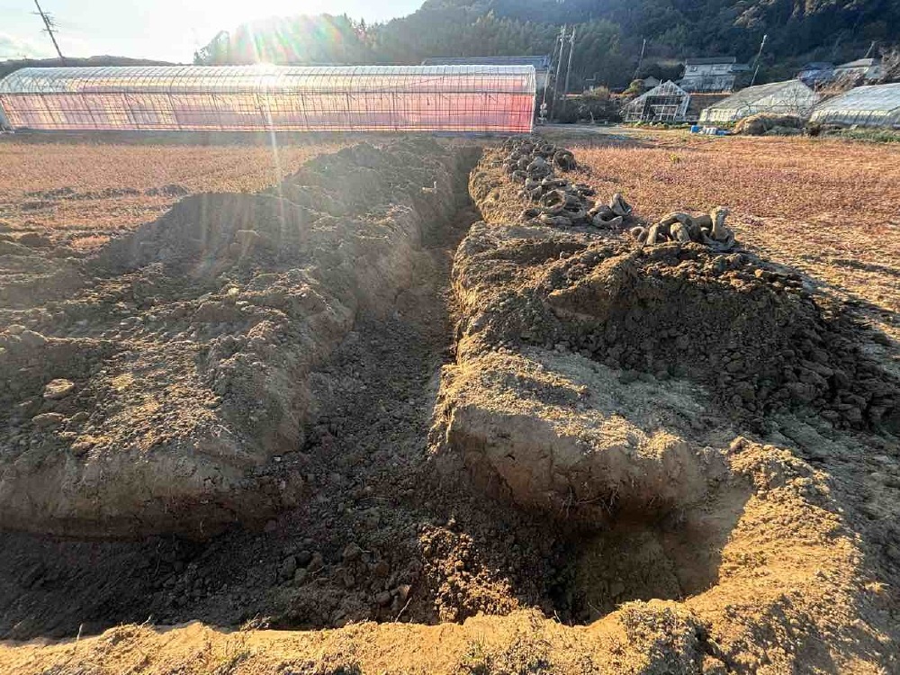 掘削、タイヤ撤去途中